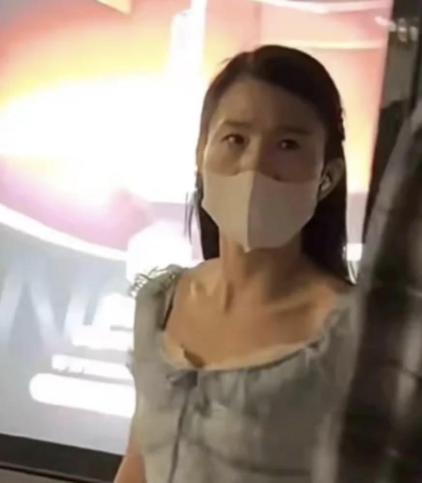 但是这名女, 这种越界的